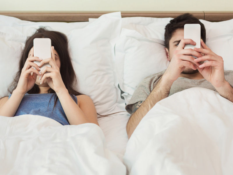 17 Preguntas para responder en pareja sobre el efecto del mundo digital en tu relación